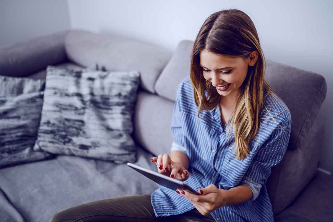 Frau findet alle Informationen digital über ihr Tablet