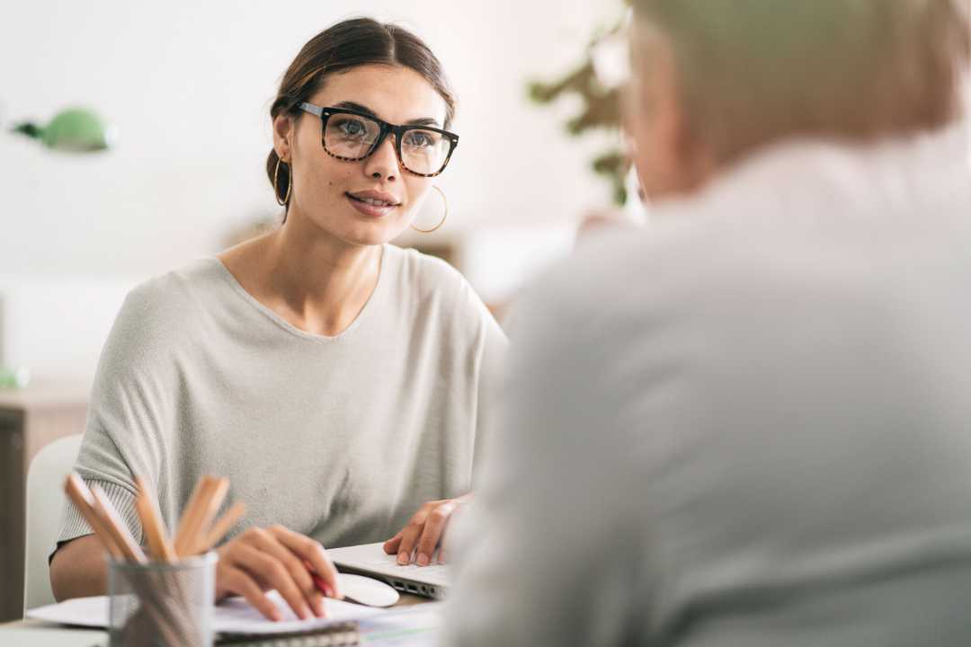 Frau und Mann im persönlichen Gespräch