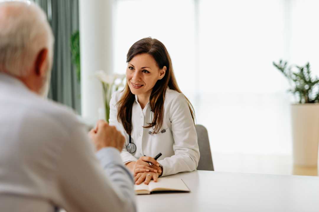 Unterhaltung älterer Herr mit zuhörender Frau