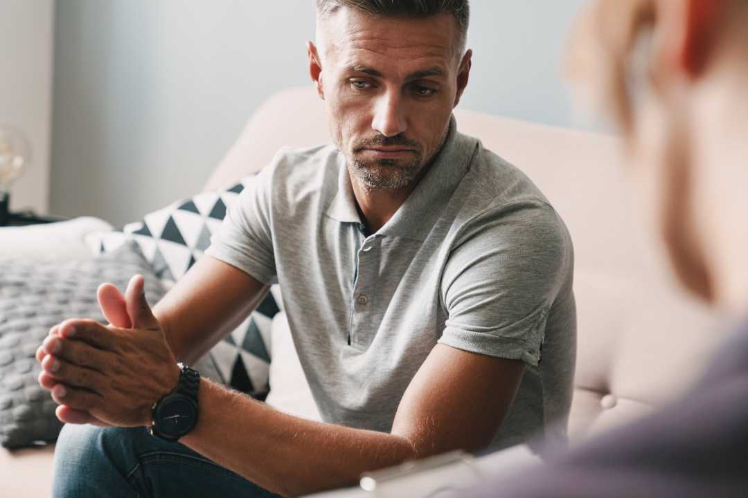 Mann bei Gespräch während eines Vor-Ort-Besuchs